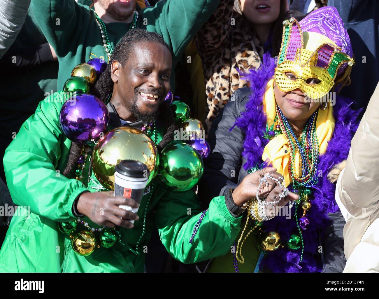 St. Louis, États-Unis. 22 février 2020. Les goeurs de parade attrapent des perles lors de la parade Saint-Louis Mardi gras à Saint-Louis le samedi 22 février 2020. Photo de Bill Greenblatt/UPI crédit: UPI/Alay Live News Banque D'Images