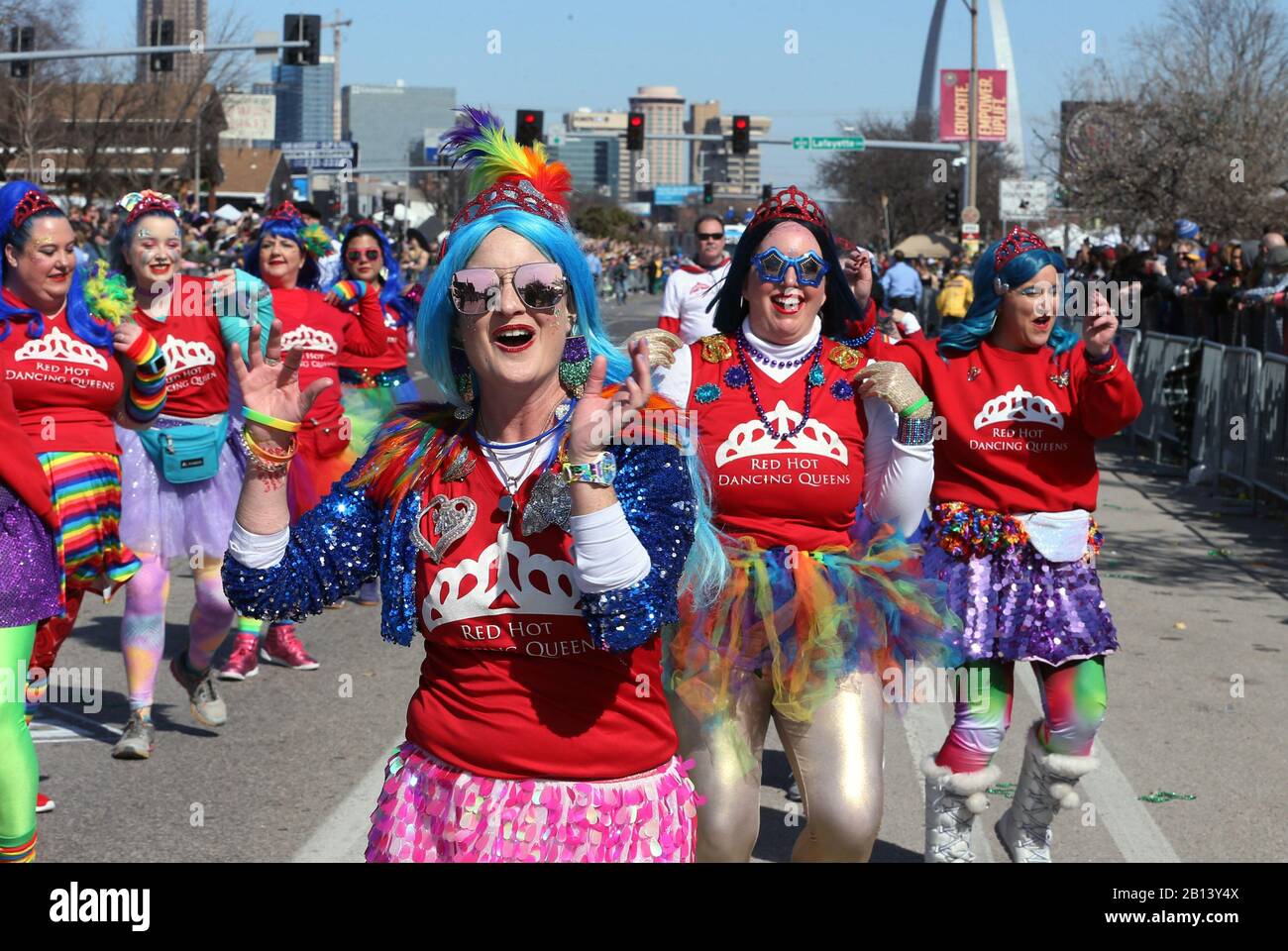 St. Louis, États-Unis. 22 février 2020. Un groupe de danse de Cincinnati se produit lors de la parade Saint Louis Mardi gras à Saint Louis le samedi 22 février 2020. Photo de Bill Greenblatt/UPI crédit: UPI/Alay Live News Banque D'Images