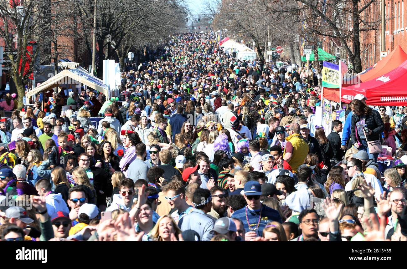 St. Louis, États-Unis. 22 février 2020. Les goers du défilé s'empaissent des rues de Saint-Louis lors de la parade Mardi gras à Saint-Louis le samedi 22 février 2020. Photo de Bill Greenblatt/UPI crédit: UPI/Alay Live News Banque D'Images