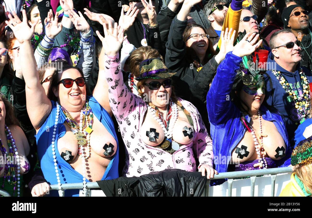 St. Louis, États-Unis. 22 février 2020. Les femmes exposent leurs coffres alors qu'elles crient pour des perles lors de la parade Saint-Louis Mardi gras à Saint-Louis le samedi 22 février 2020. Photo de Bill Greenblatt/UPI crédit: UPI/Alay Live News Banque D'Images