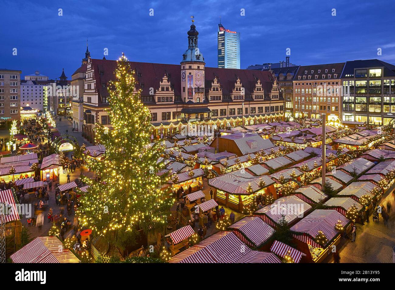 Marché de Noël sur la place du marché avec la vieille mairie de Leipzig, Saxe, Allemagne Banque D'Images