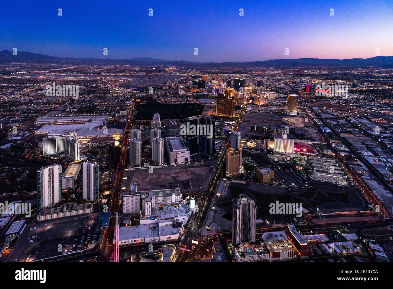 Antenne à partir de l'hélicoptère au crépuscule, Las Vegas, Nevada, États-Unis Banque D'Images