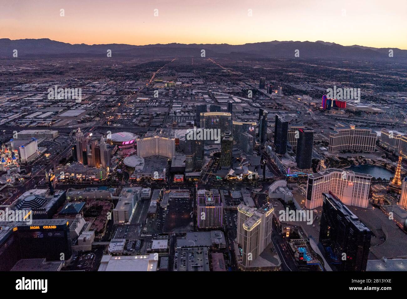 Antenne à partir de l'hélicoptère au crépuscule, Las Vegas, Nevada, États-Unis Banque D'Images