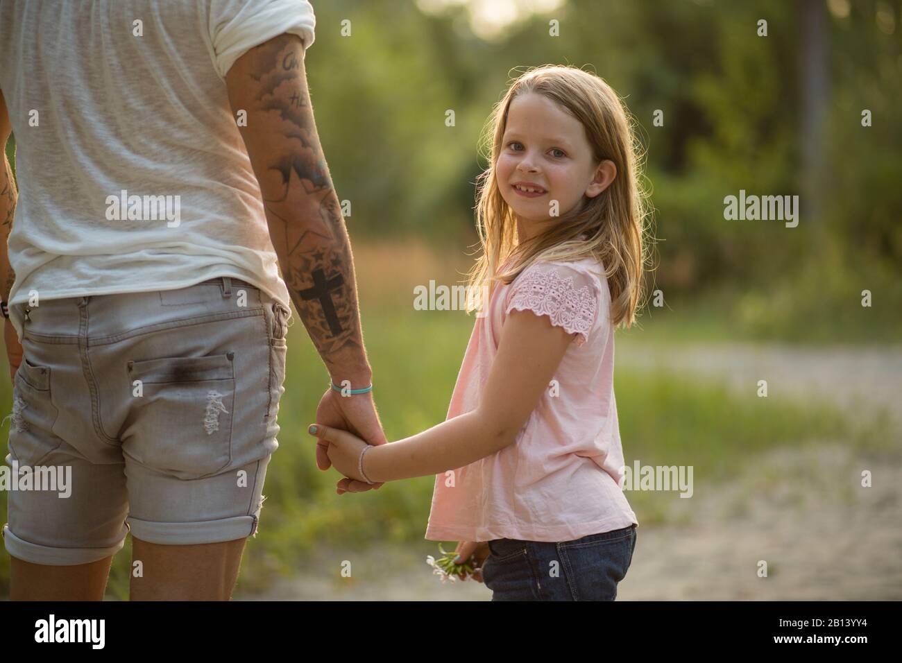 Père et fille ensemble dans la forêt Banque D'Images