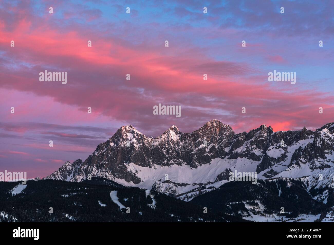 Vue de Rohrmoos sur le massif de Dachstein au lever du soleil,Torstein,Mitterspitz,Hoher Dachstein,Dirndln,Hunerkogel (de gauche à droite),Autriche Banque D'Images