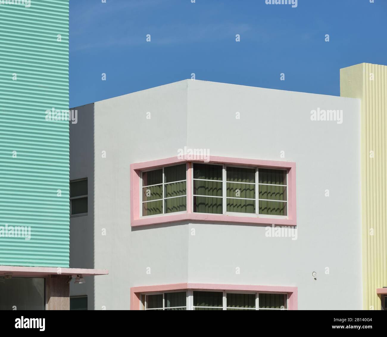 Architecture Art Déco De Miami Beach. Façades des bâtiments de South Beach. Couleurs pastel, motifs géométriques et textures ondulées contre le ciel bleu clair. Banque D'Images