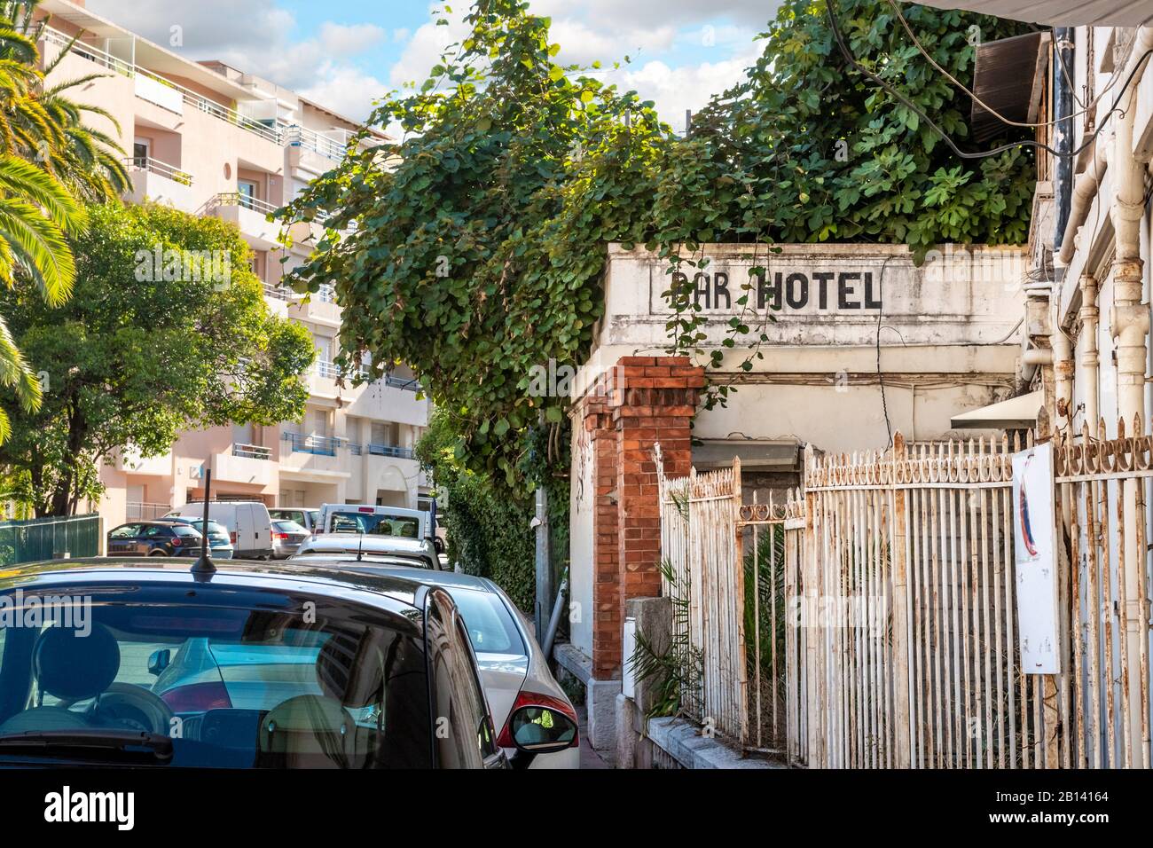 Un hôtel-bar couvert d'ivy abandonné dans un quartier résidentiel de Menton, France. Banque D'Images