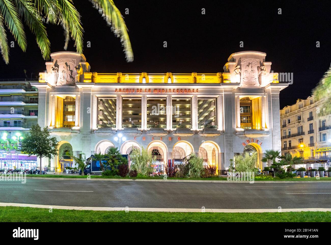 Le Casino Mediterranean ou le Casino du Palais de la Méditerranée, le long de la rue et de la promenade de la Côte d'Azur de Nice, France la nuit. Banque D'Images