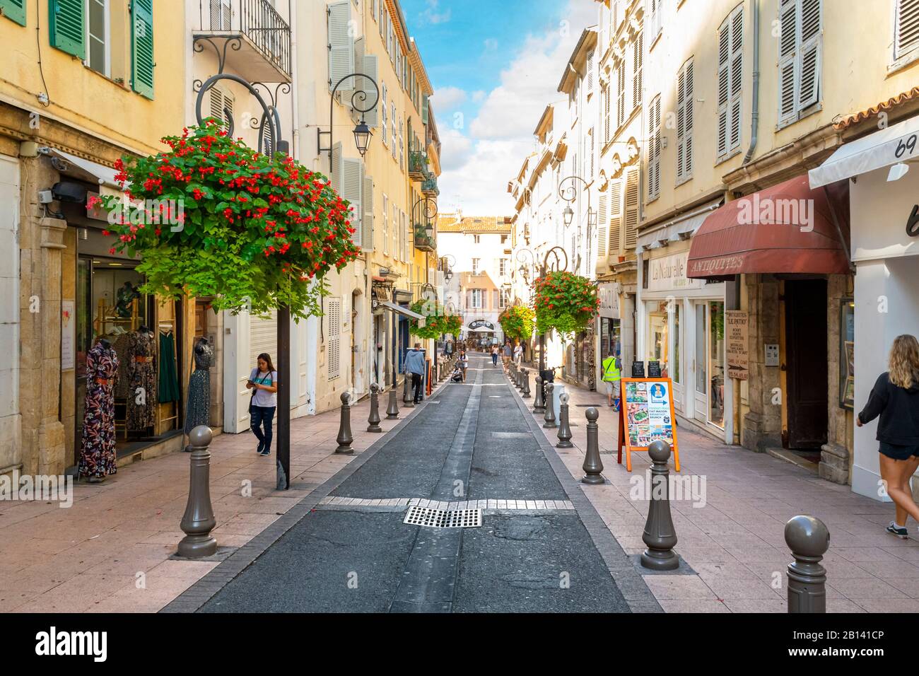 Une rue typique et pittoresque de magasins et d'appartements à Antibes, France, sur la côte sud et le long de la mer Méditerranée. Banque D'Images