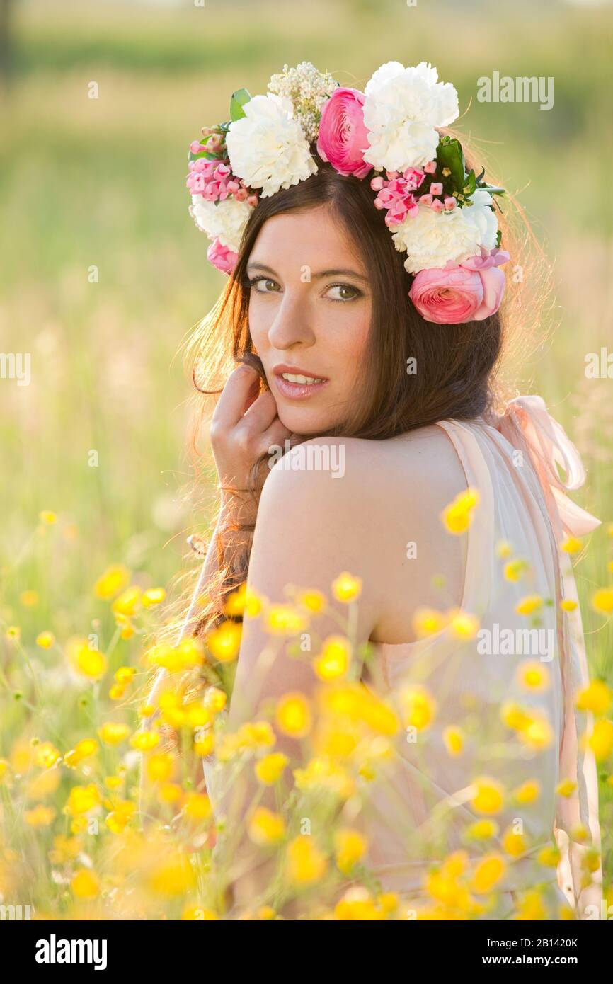 Femme avec couronne de fleurs dans un pré Banque D'Images
