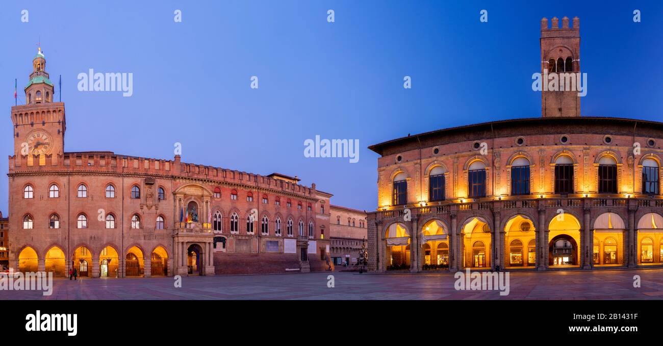 Bologne - Palazzo Comunale et Palazzo del Podesta sur la place Piazza Maggiore au crépuscule du matin. Banque D'Images