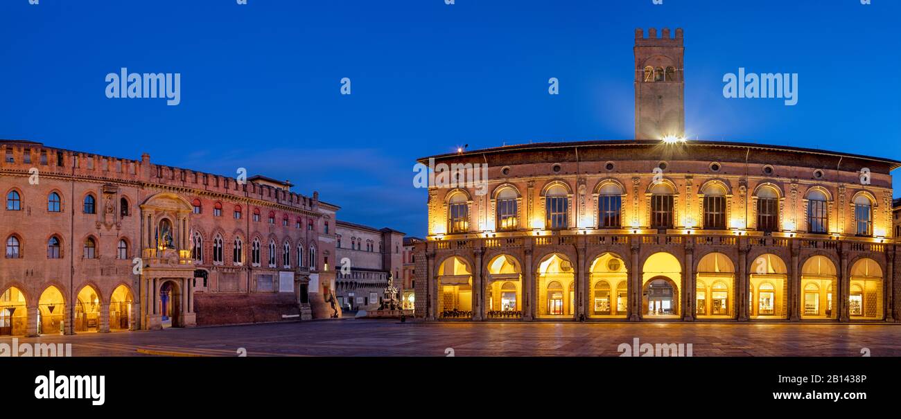Bologne - Palazzo Comunale et Palazzo del Podesta sur la place Piazza Maggiore au crépuscule du matin. Banque D'Images