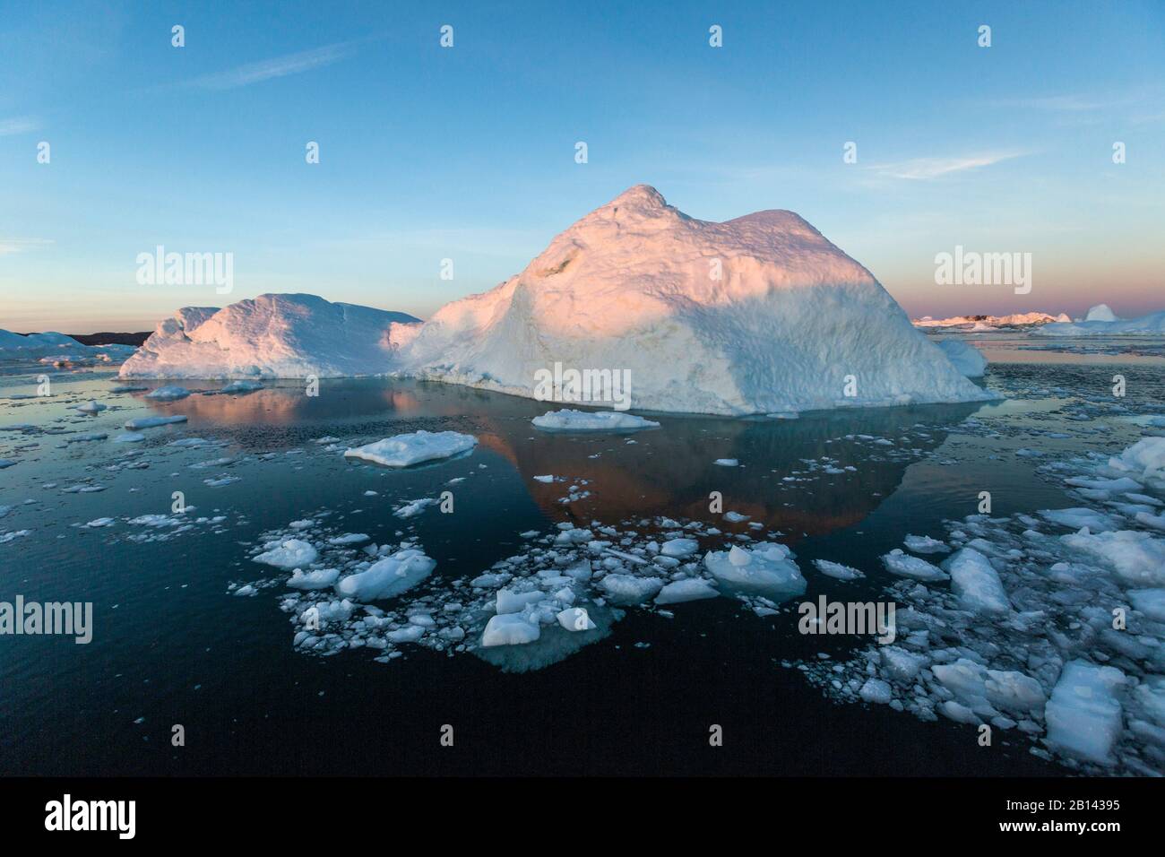 Icebergs dans la baie de Disko au Groenland, au milieu de l'été Banque D'Images