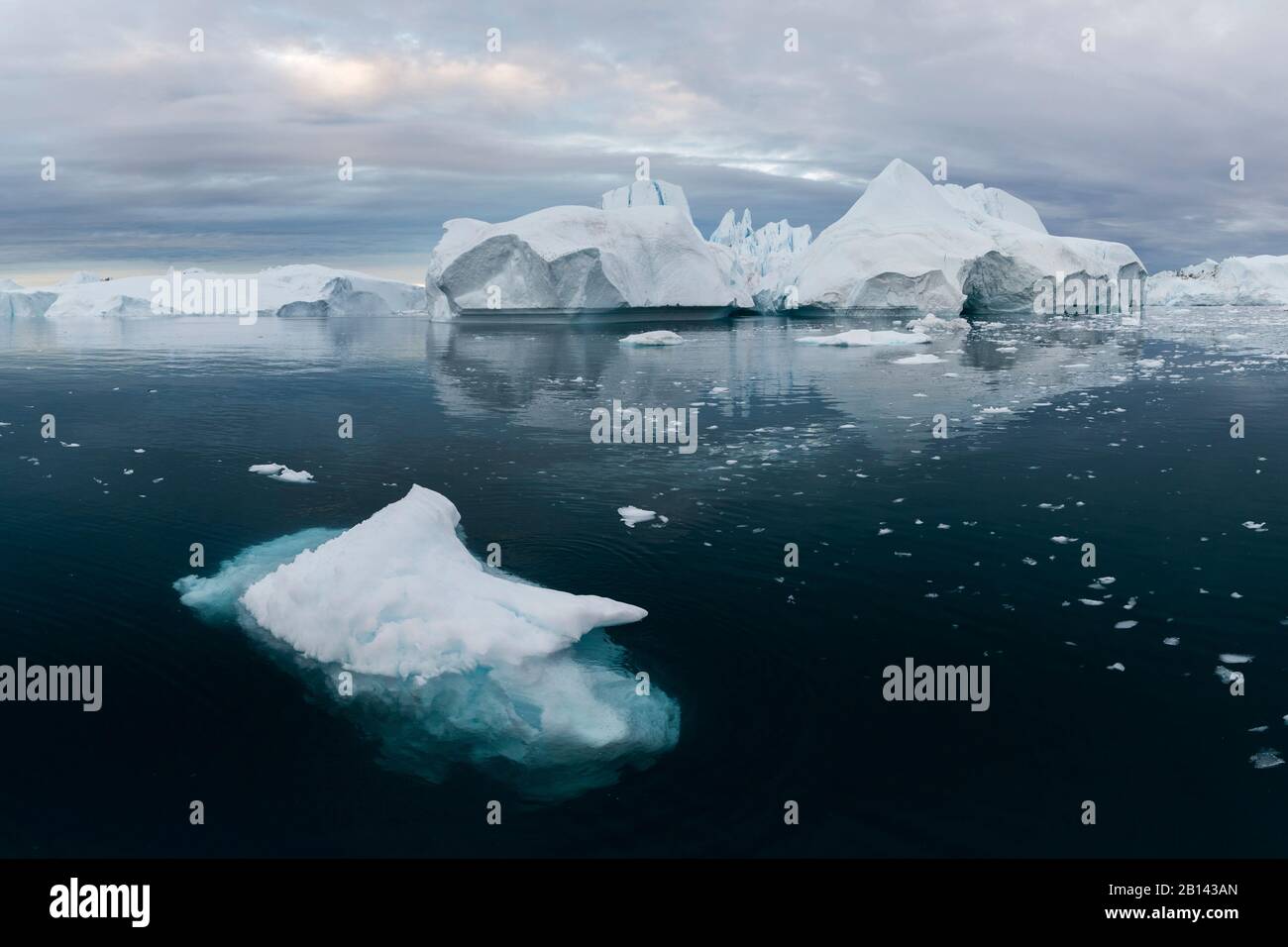 Icebergs dans la baie de Disko au Groenland, au milieu de l'été Banque D'Images