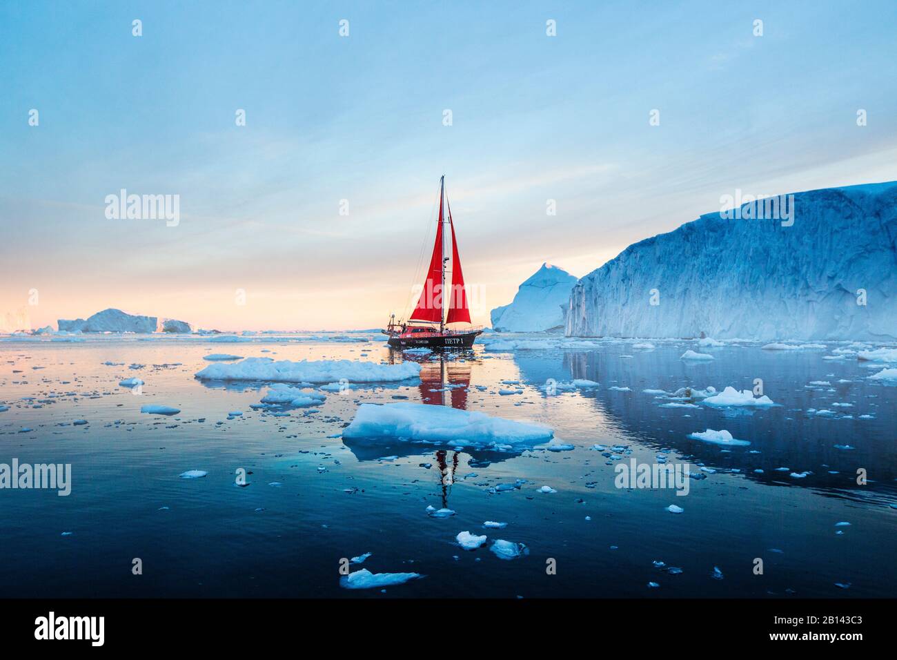 Icebergs et voilier dans la baie de Disko au Groenland, au milieu de l'été Banque D'Images