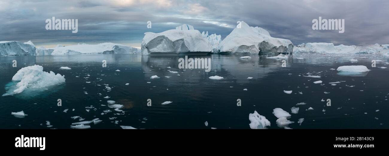Icebergs dans la baie de Disko au Groenland, au milieu de l'été Banque D'Images