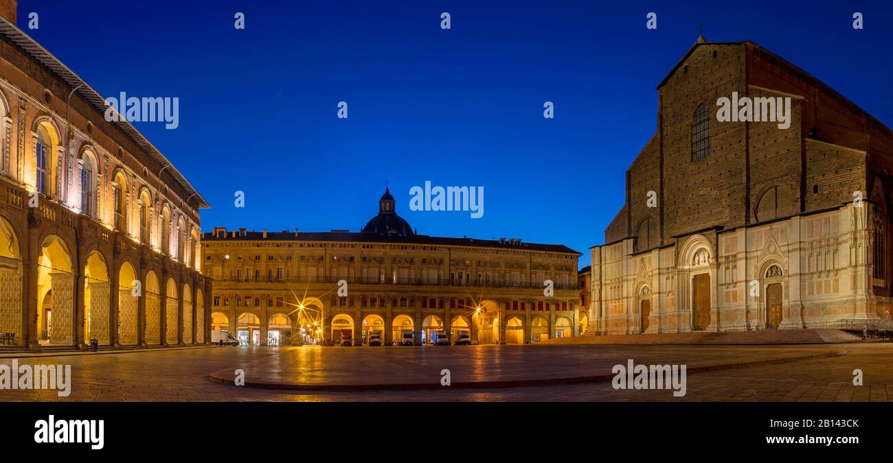 Bologne - la Basilique de San Petronio et le Palazzo del Podesta sur la place Piazza Maggiore au crépuscule du matin. Banque D'Images