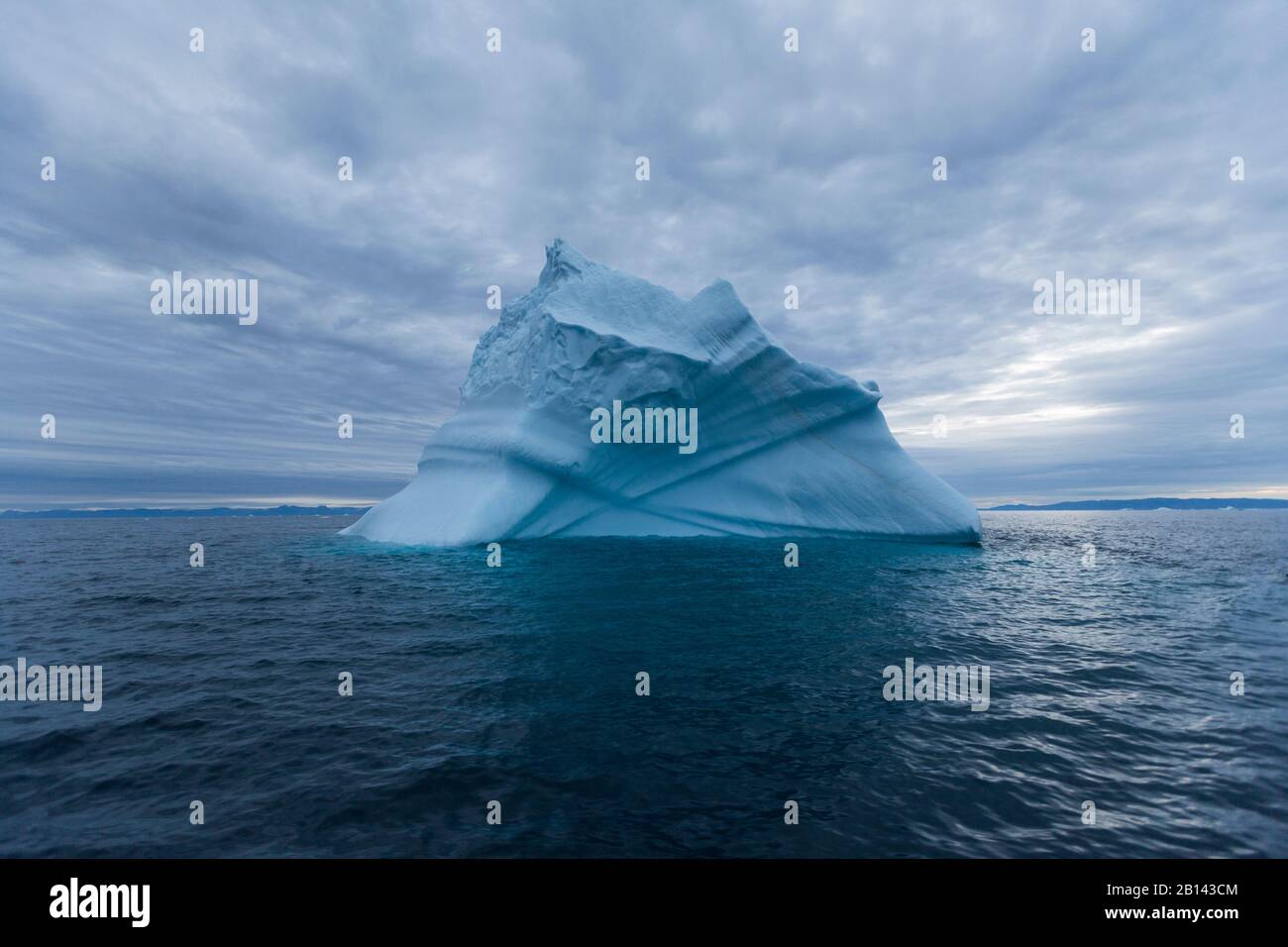Icebergs dans la baie de Disko au Groenland, au milieu de l'été Banque D'Images