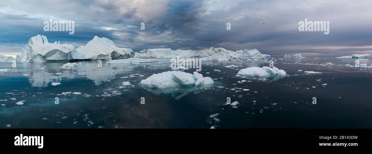 Icebergs dans la baie de Disko au Groenland, au milieu de l'été Banque D'Images