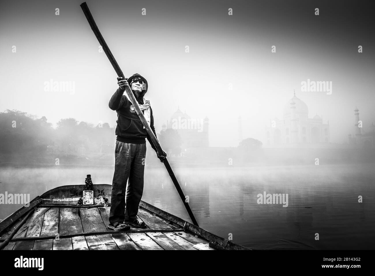 Bateau sur le bateau avec Taj Mahal en arrière-plan, Agra, Inde, Asie. Banque D'Images