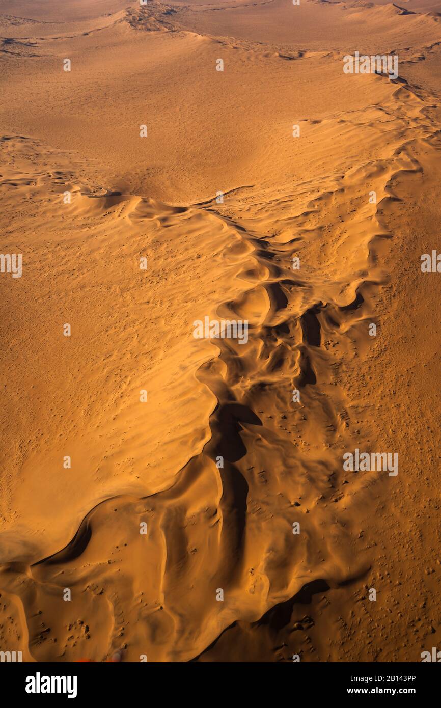 Vol au-dessus de dunes de Sossusvlei au coucher du soleil, la Namibie, l'Afrique Banque D'Images