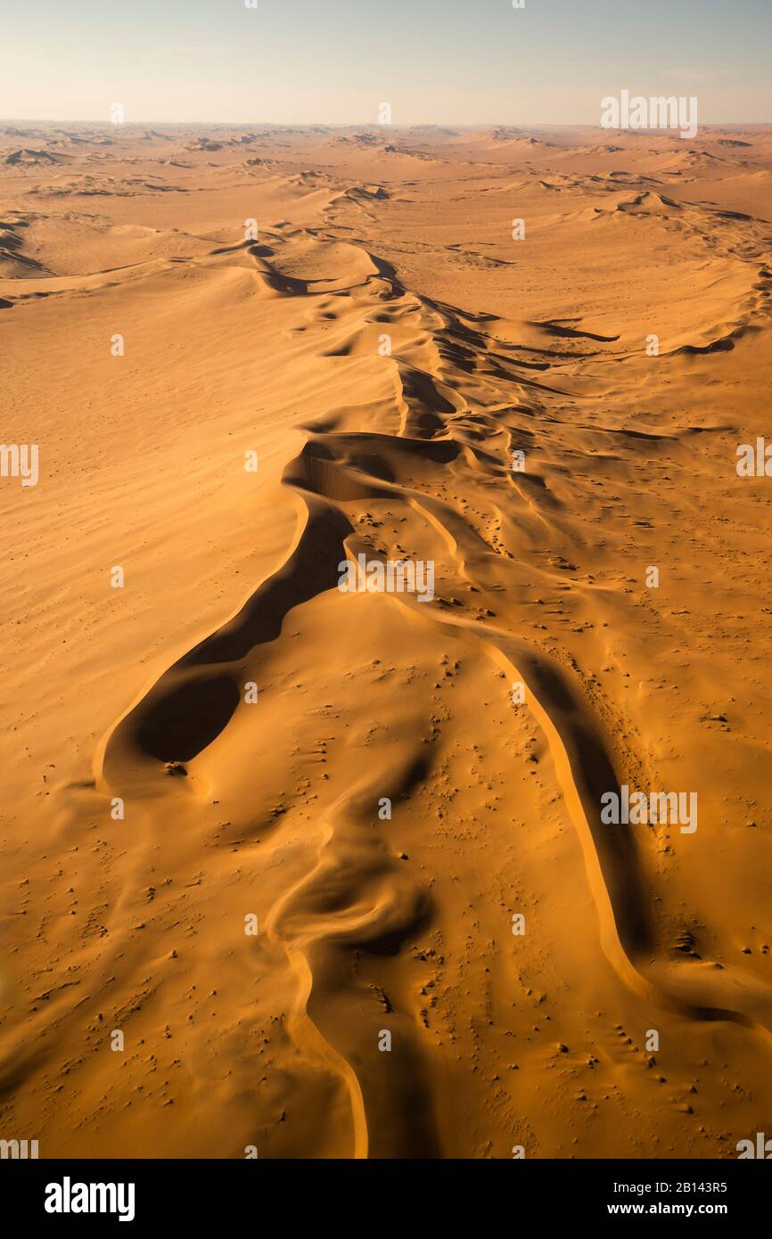 Vol au-dessus de dunes de Sossusvlei au coucher du soleil, la Namibie, l'Afrique Banque D'Images