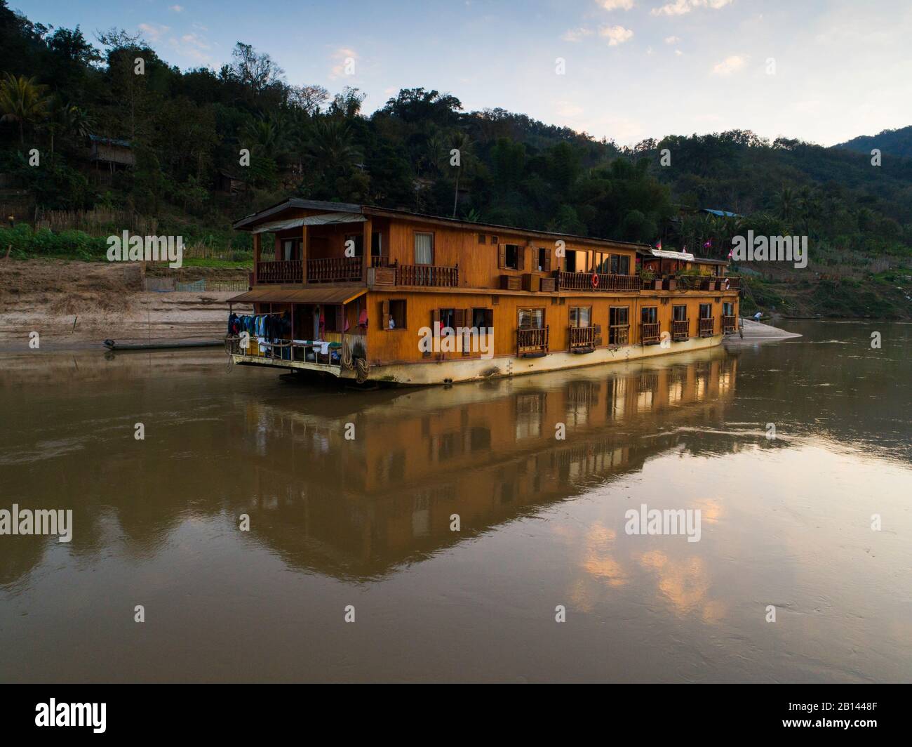 Bateau de croisière fleuve Mekong Sun se trouve à nuit sur un rivage, au Laos Banque D'Images