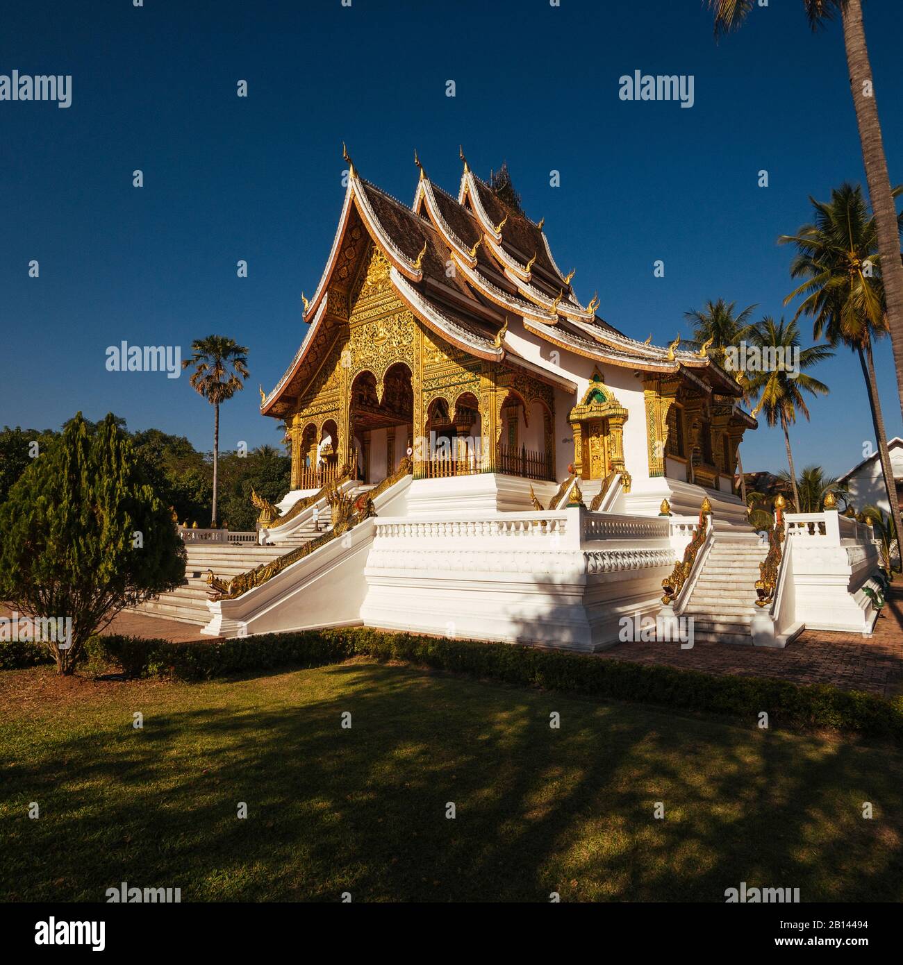 Haw Pha Bang Pavillion dans le parc du Palais Royal, Luang Prabang, Laos Banque D'Images