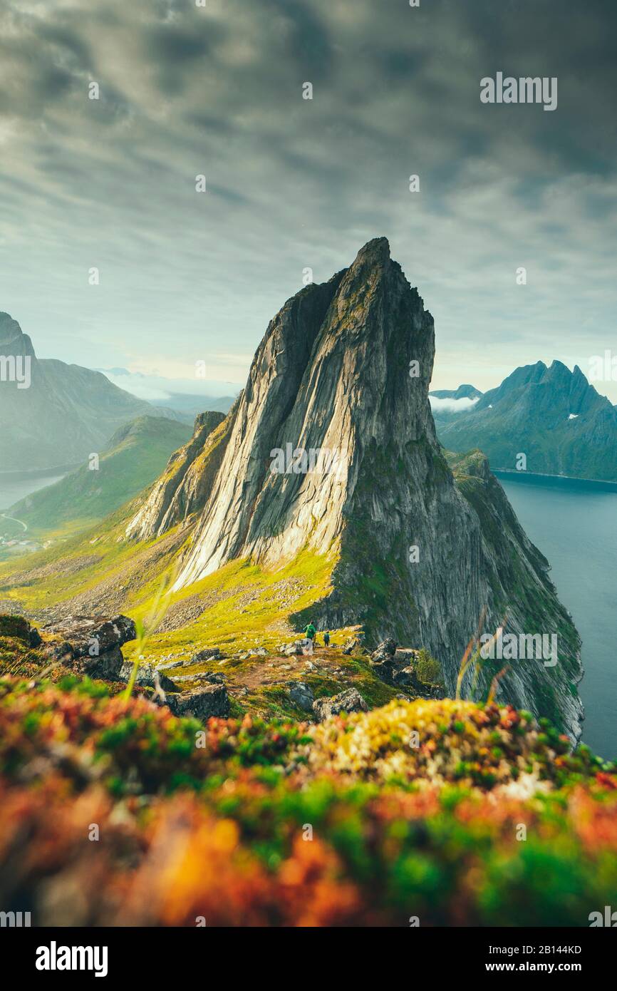 Segla, montagne, Oyfjord Mefjord, Senja, Norvège Banque D'Images