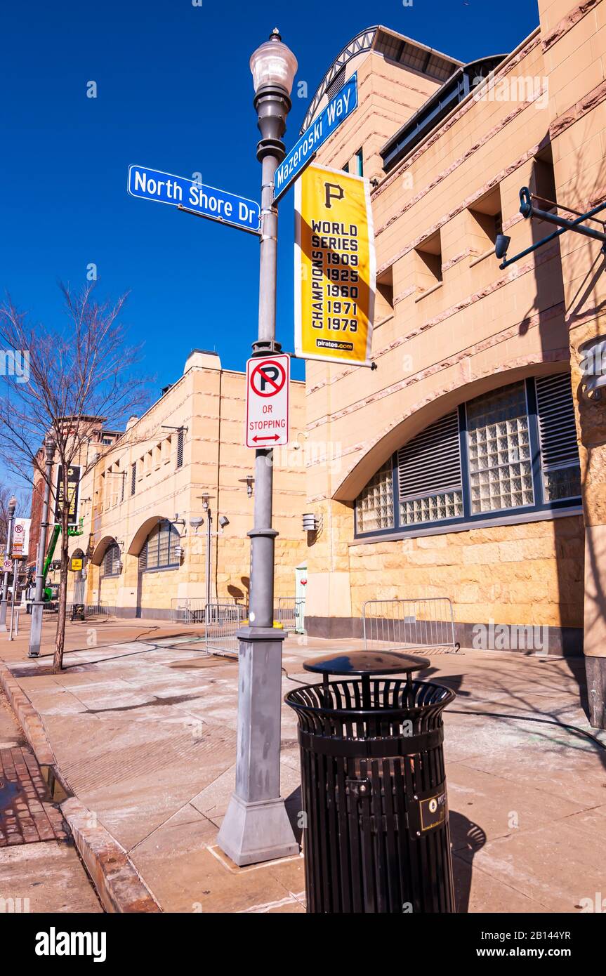 La North Shore Drive et la Rue Mazeroski Way en face du parc PNC sur le côté nord de la ville, Pittsburgh, Pennsylvanie, États-Unis Banque D'Images