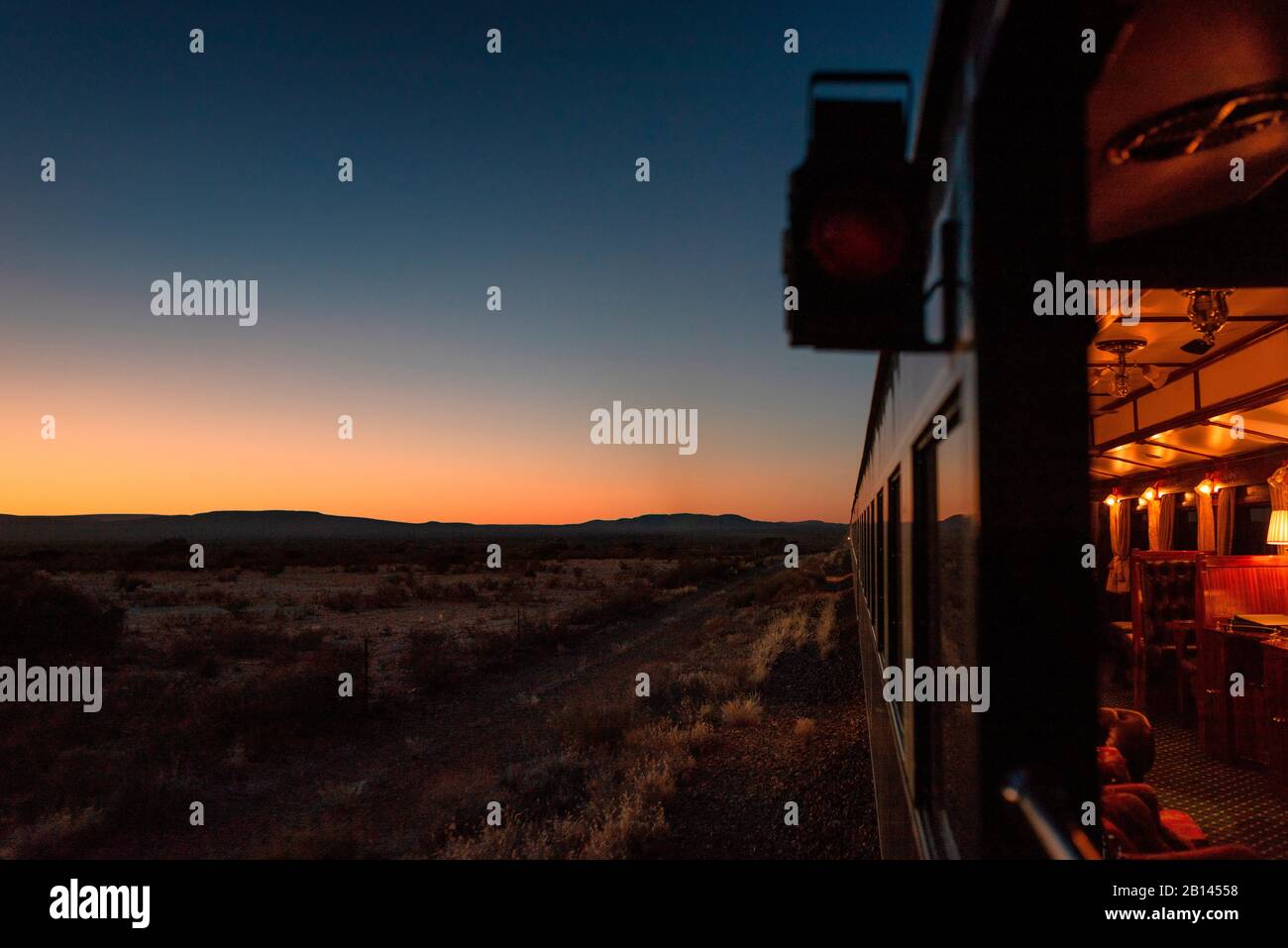 Train wagon au lever du soleil dans un paysage sud-africain Banque D'Images