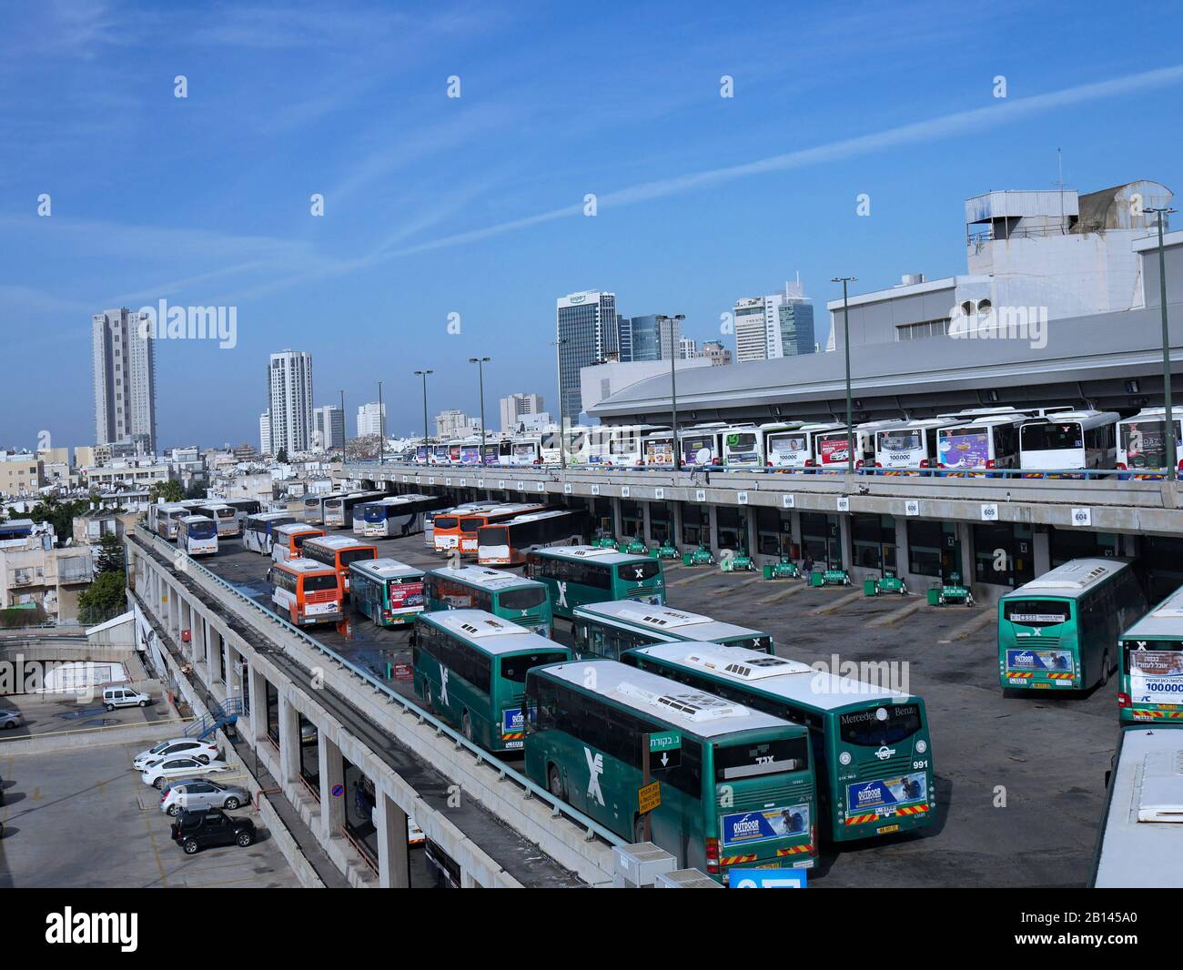 Tel AVIV - JANVIER 2017: La gare routière centrale de tel Aviv est réputée  être la plus grande au monde Photo Stock - Alamy