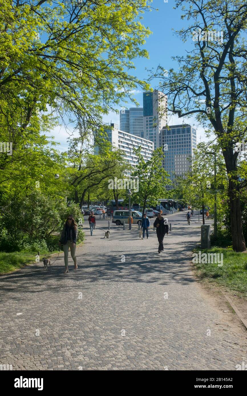 Sortez de Tiergarten en direction de Bahnhof Zoo, Charlottenburg, Berlin Banque D'Images