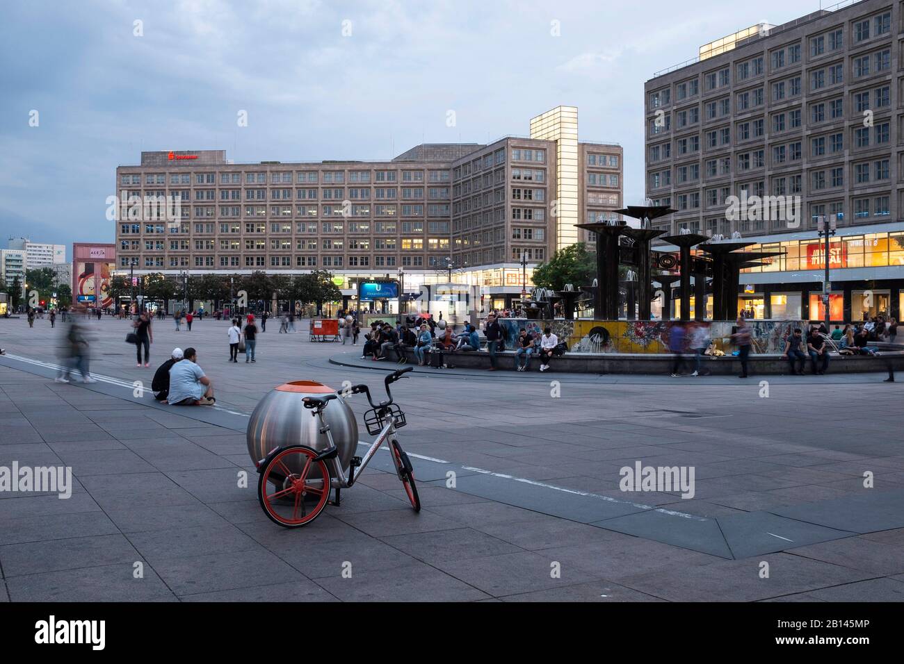 Alexanderhaus, Berolinahaus, Fontaine De L'Amitié Internationale Sur Alexanderplatz, Mitte, Berlin Banque D'Images