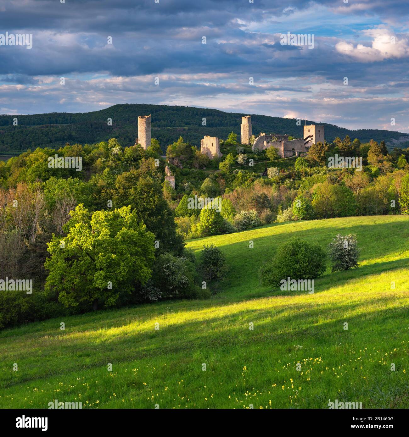 Le château ruine Brandenburg dans la lumière du dernier soir, atmosphère de nuages, Lauchrislöden, Wartburgkreis, Thuringe, Allemagne Banque D'Images