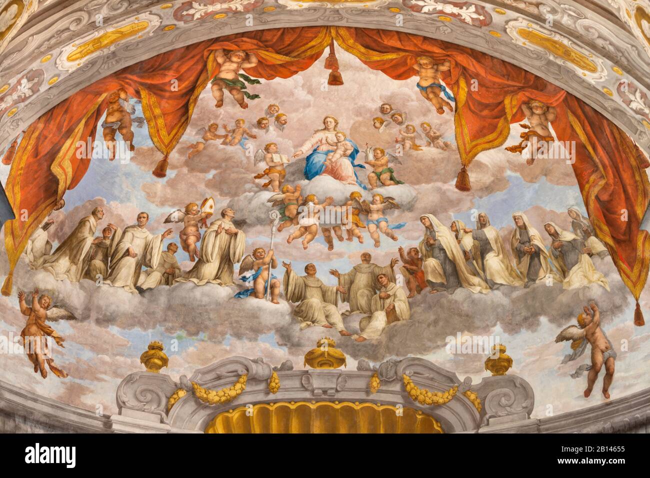 FERRARA, ITALIE - 30 JANVIER 2020 : la fresque de Madonna parmi les saints bénédictins dans l'apsida de l'église Basilique di San Giorgio fuori le mura. Banque D'Images