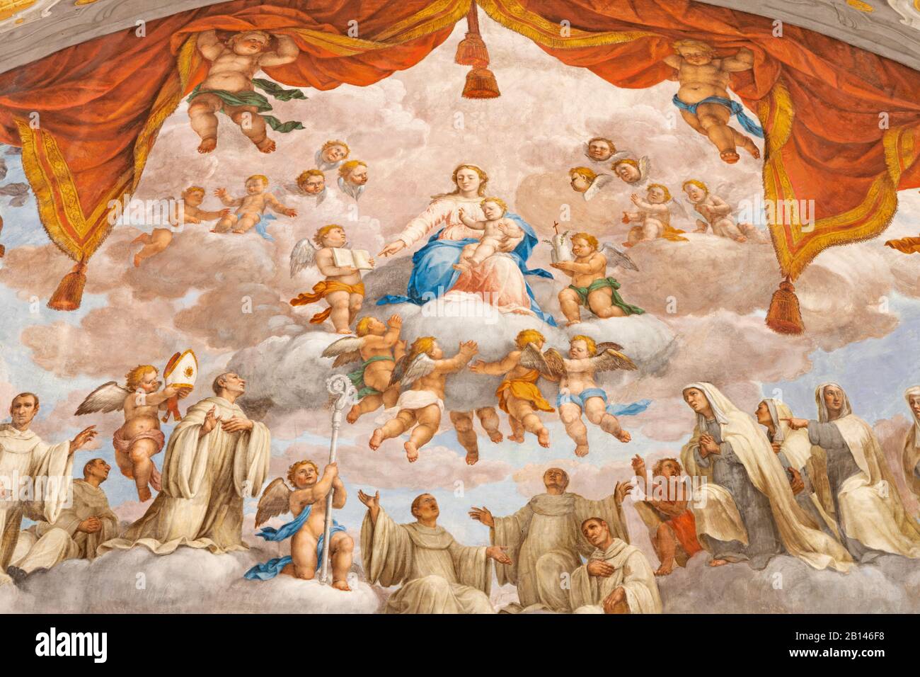 FERRARA, ITALIE - 30 JANVIER 2020 : la fresque de Madonna parmi les saints bénédictins dans l'apsida de l'église Basilique di San Giorgio fuori le mura. Banque D'Images