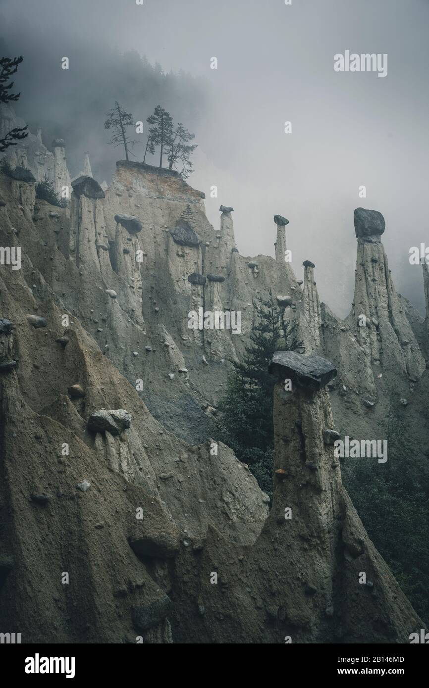 Pyramides de terre dans la brume, Tyrol du Sud, Italie Banque D'Images