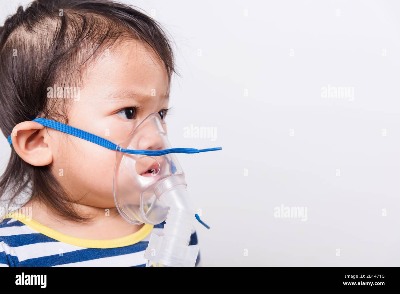 Gros Visage Asiatique Petite Fille De Bebe Malade A L Aide De L Inhalateur A Vapeur Masque De Nebuliseur S Inhaler Sur Fond Blanc Avec Espace De Copie Sante Medica Photo Stock Alamy