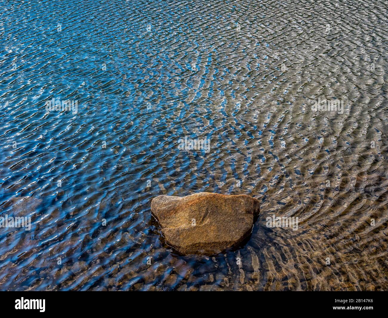 Rive, eau, rochers Banque D'Images