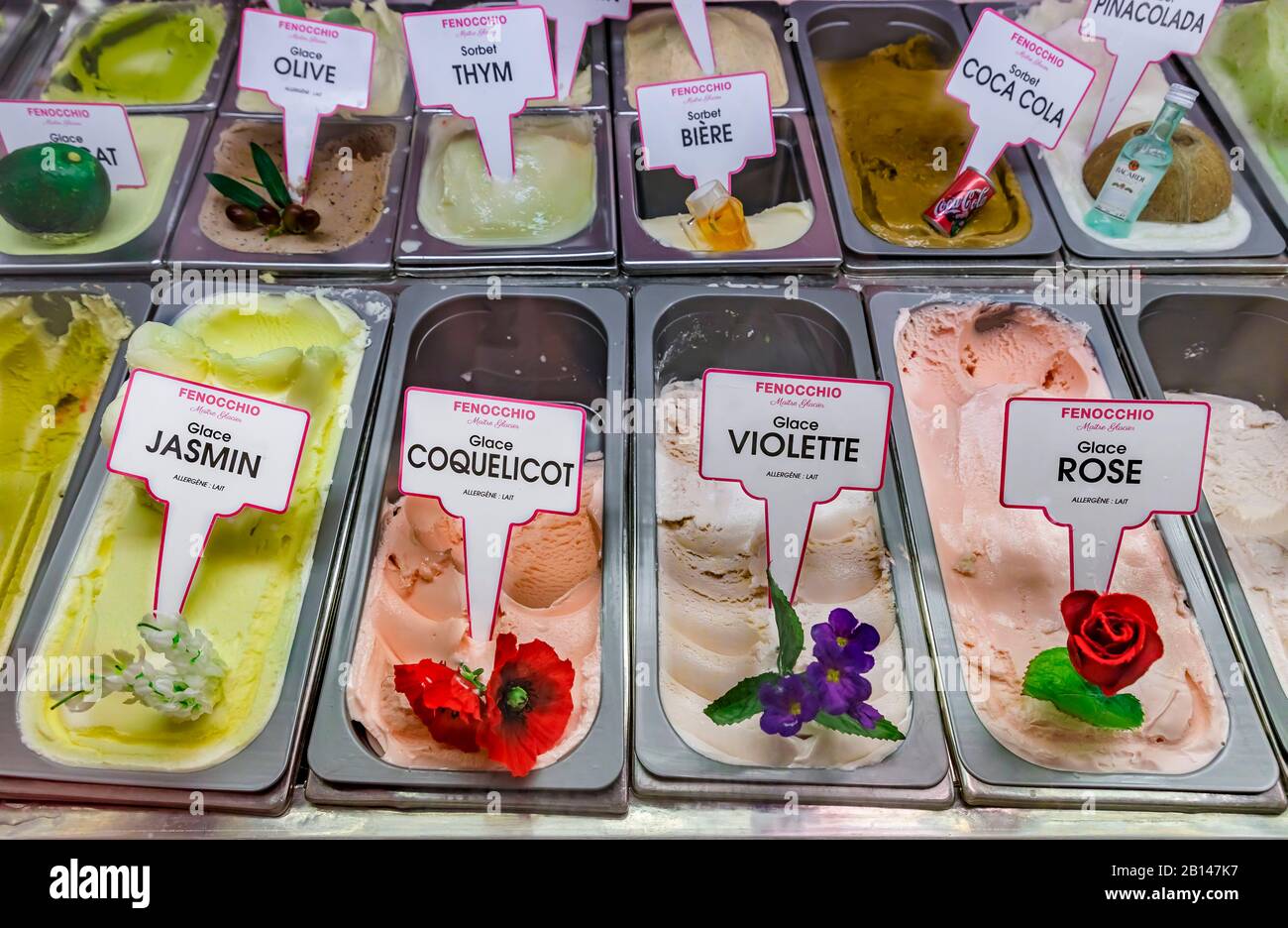 Nice, France - 02 juin 2019: Glace et sorbet artisanaux de renommée mondiale de Fenocchio, signes de pavot, d'olive, de thym, de rose, de crème glacée à la saveur de bière Banque D'Images