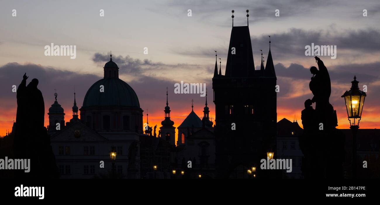 - Le pont Charles Praghe ossature au sunrise. Banque D'Images