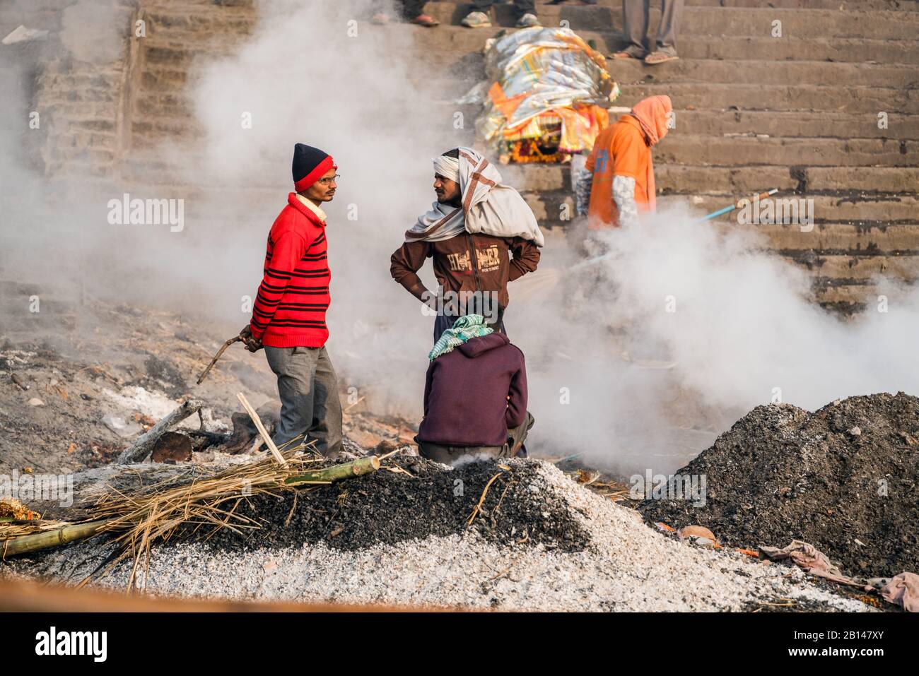 Funérailles traditionnelles sur les rives du Gange, Varanasi, Inde, Asie Banque D'Images