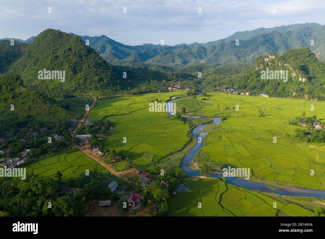 Des montagnes frappantes avec des rizières et des rivières près de Hanoi, Vietnam Banque D'Images