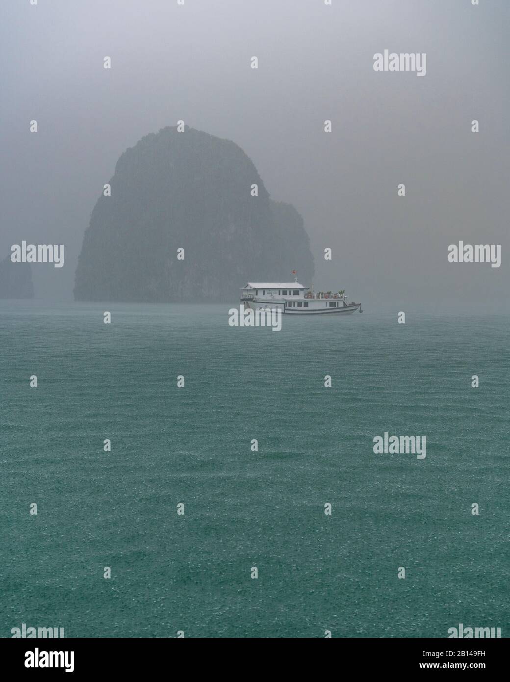 Baie d'Halong au Vietnam, excursion en bateau avec croisière Empereur Banque D'Images