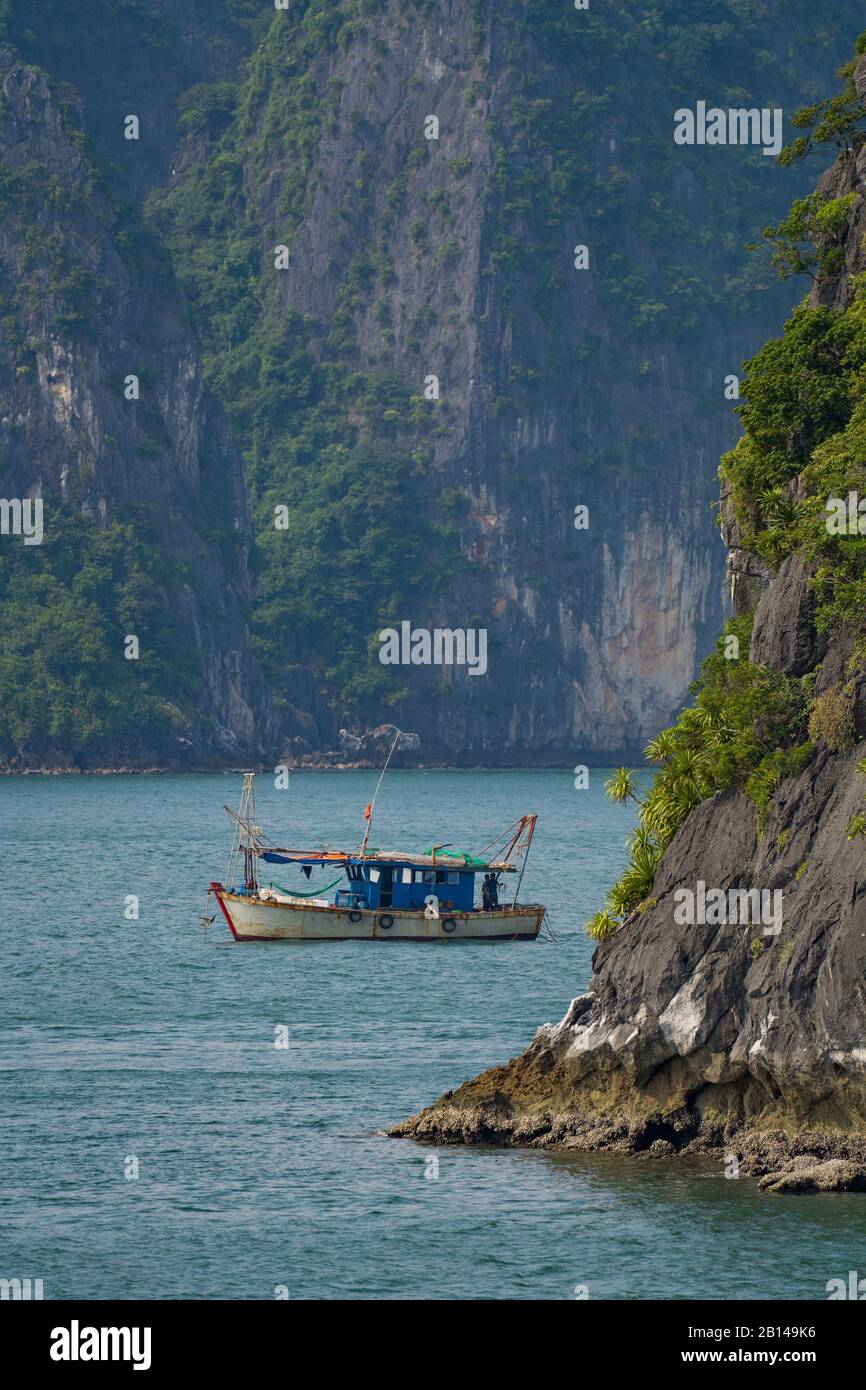 Baie de Halong au Vietnam, bateau de pêche Banque D'Images