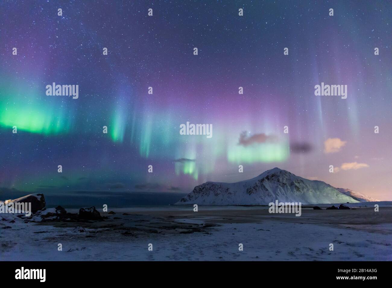 Lofoten Norvège lumières polaires en février hiver paysage d'hiver Aurora Borealis Banque D'Images