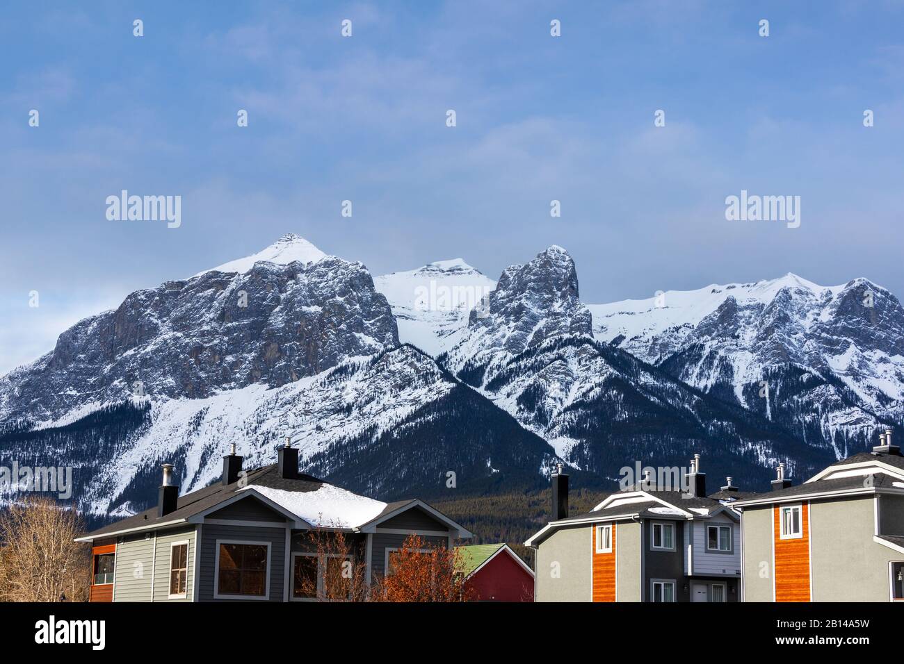 Rangées de maisons dans les Rocheuses canadiennes de Canmore, en Alberta, avec vue spectaculaire sur la montagne Rundle en arrière-plan. Banque D'Images