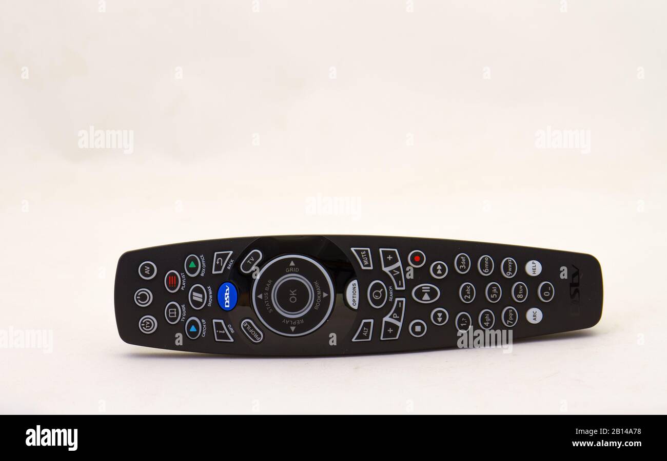 Alberton, Afrique du Sud - un dispositif de commande à distance DSTV isolé sur une image d'arrière-plan claire avec espace de copie Banque D'Images