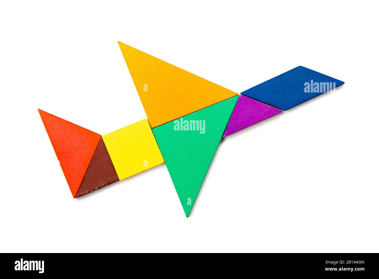 Casse-tête tangram en bois de couleur en forme d'avion sur fond blanc Banque D'Images
